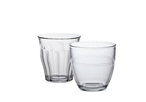 2 krystalglas som står over for hinanden med glaspest på en hvid baggrund